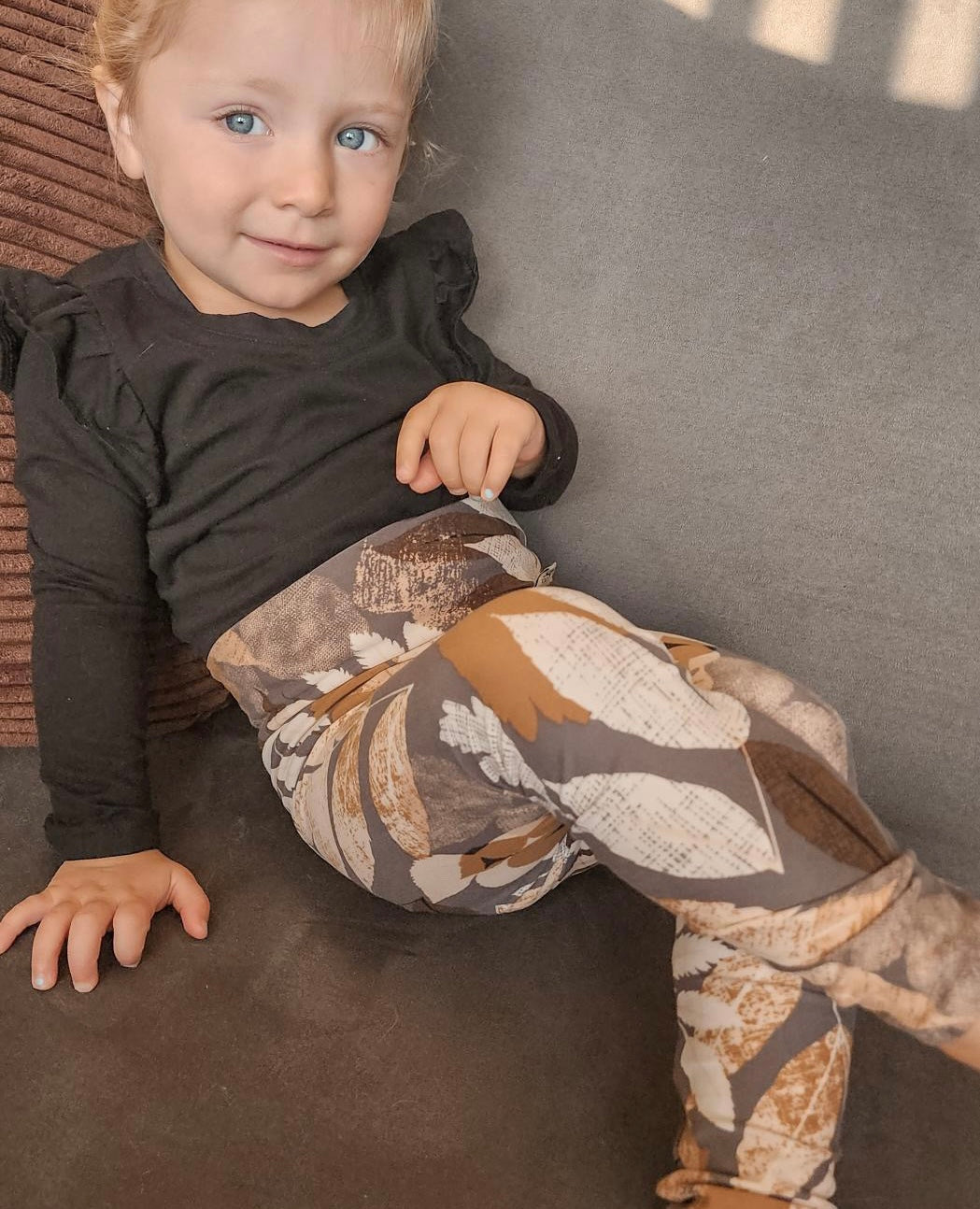 Leaves on Midnight Blue Leggings