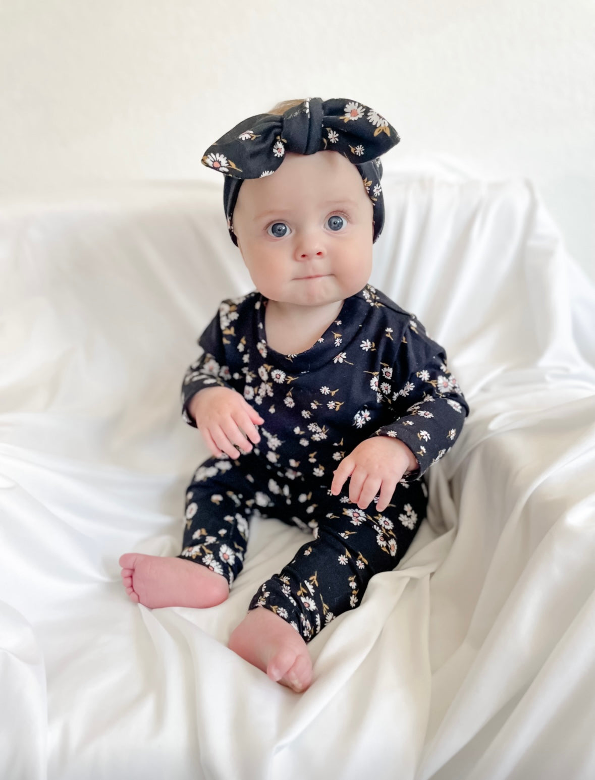 Field of Daises on Black Lounge Set