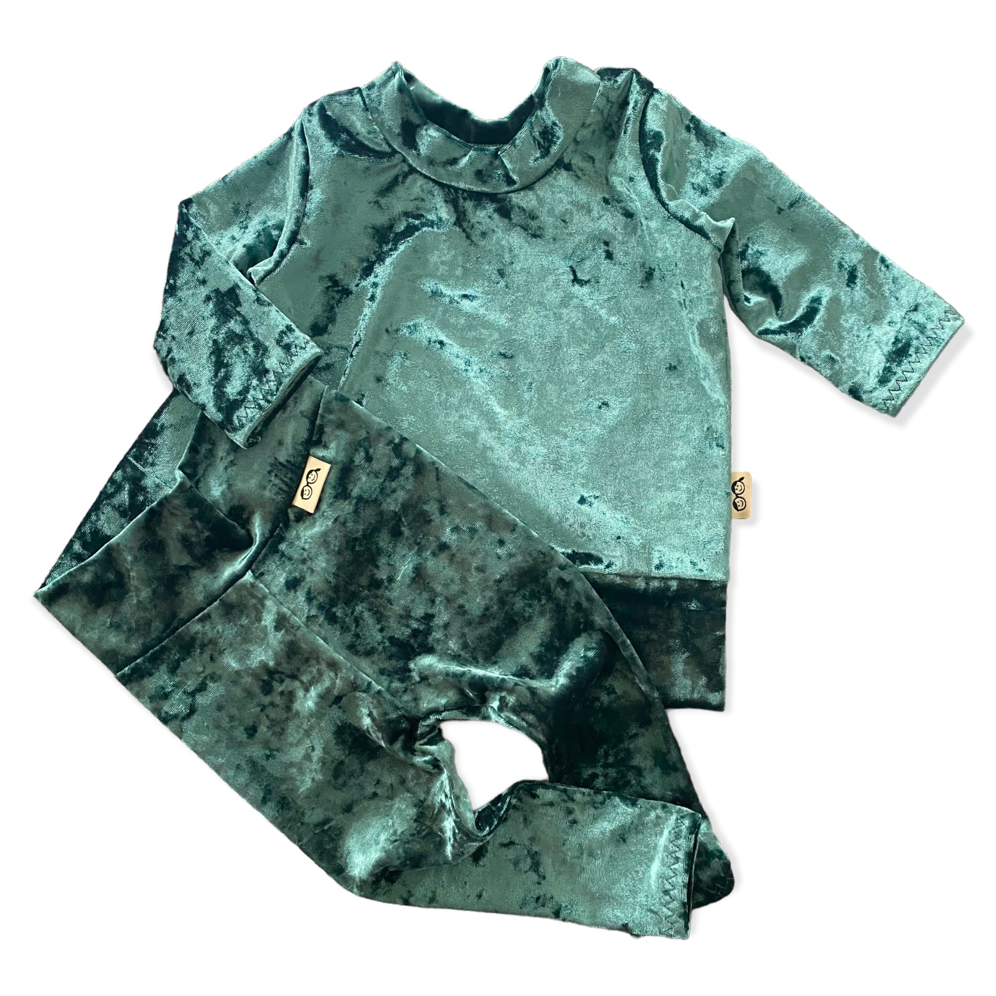 Green Velvet Lounge Set featuring a soft velvet long-sleeve pullover and matching leggings. Handmade for babies and toddlers, perfect for holiday celebrations, special occasions, and stylish everyday wear.