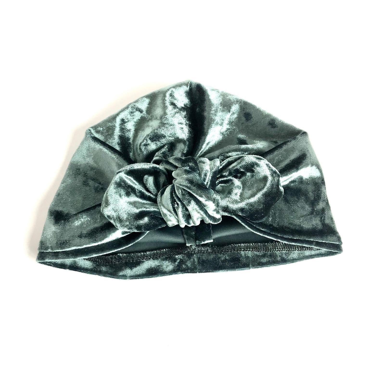 Emerald Green Velvet Turban with a knotted detail, featuring soft and elegant velvet fabric. Handmade for babies and toddlers, perfect for special occasions, holidays, or stylish everyday wear.