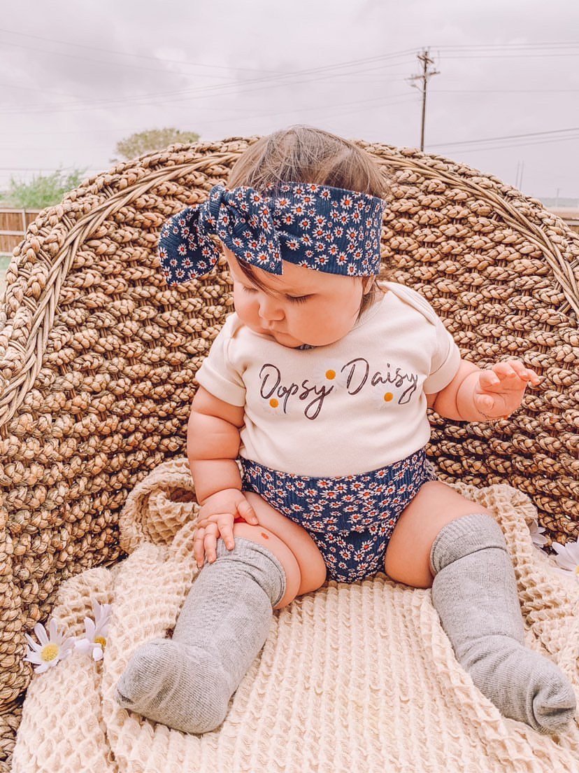 Dainty Daisies on Navy Ribbed Bummies