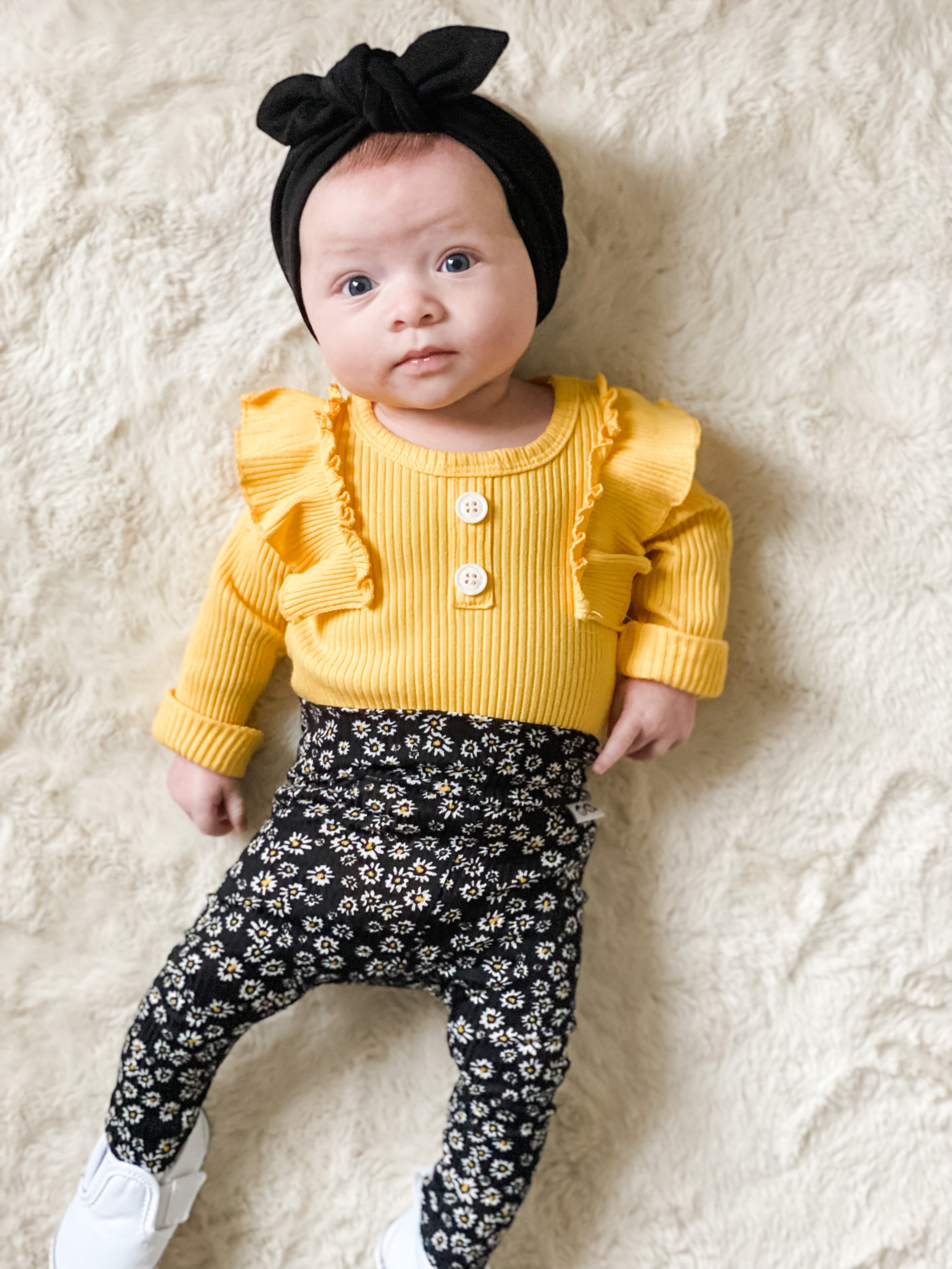 Chamomiles on Mix and Match Leggings with Black Rib Headband