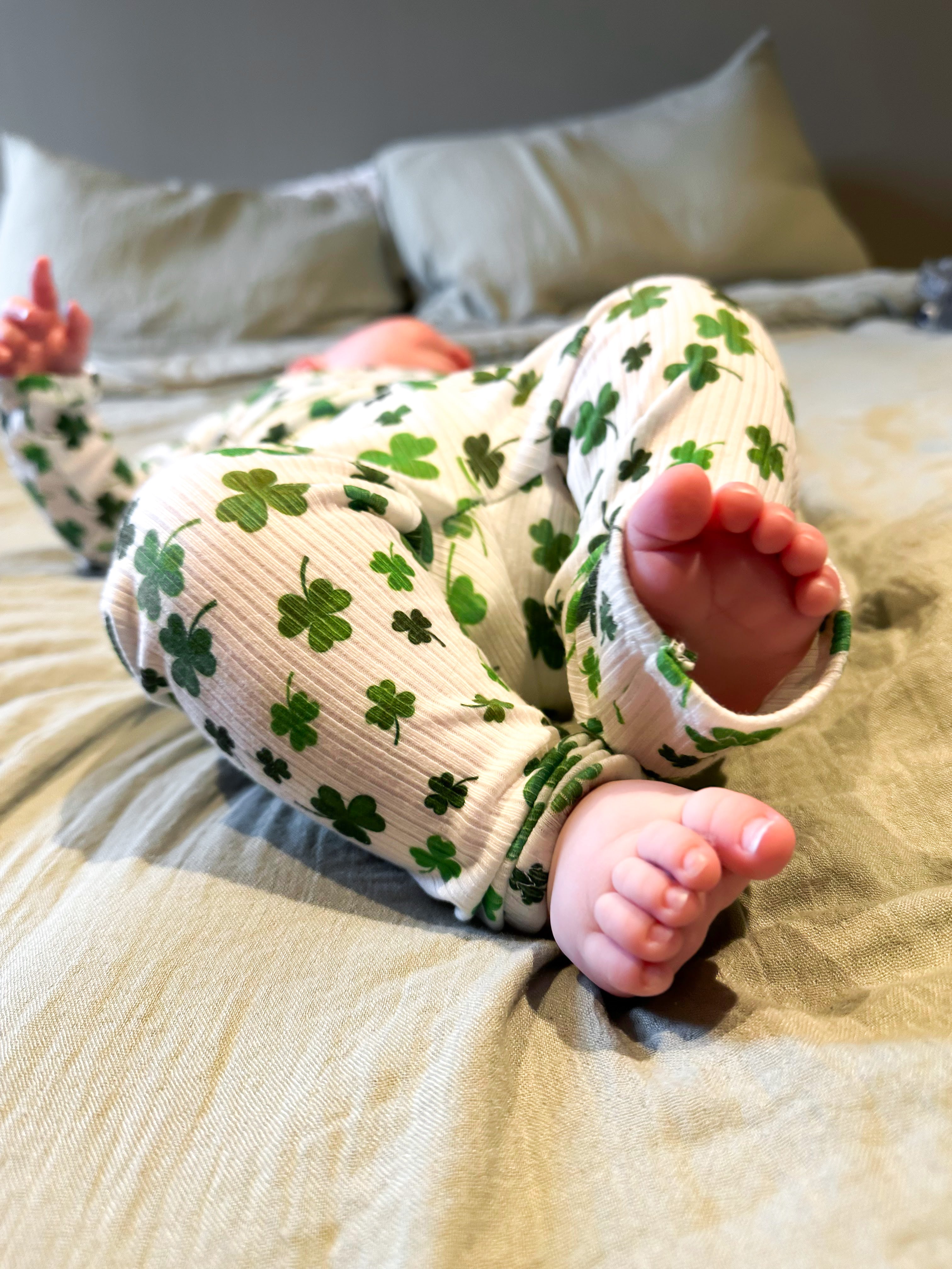 Dainty Shamrocks Leggings