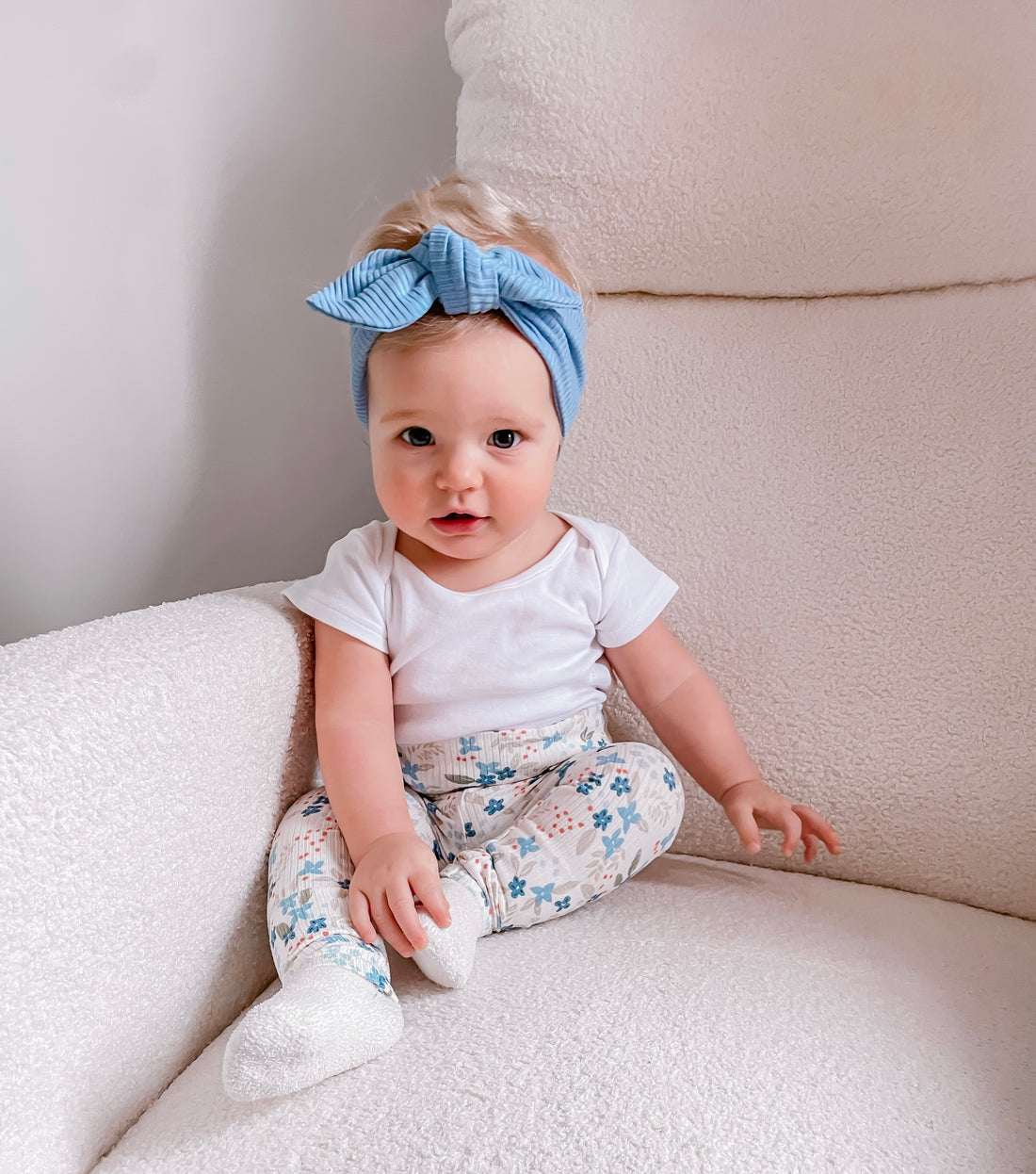 Blue Tone Dainty Flowers on White Leggings with Blue Ribbed Headband