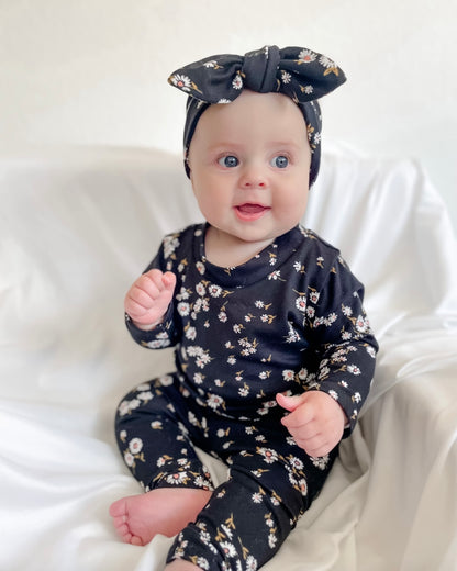 Field of Daises on Black Lounge Set