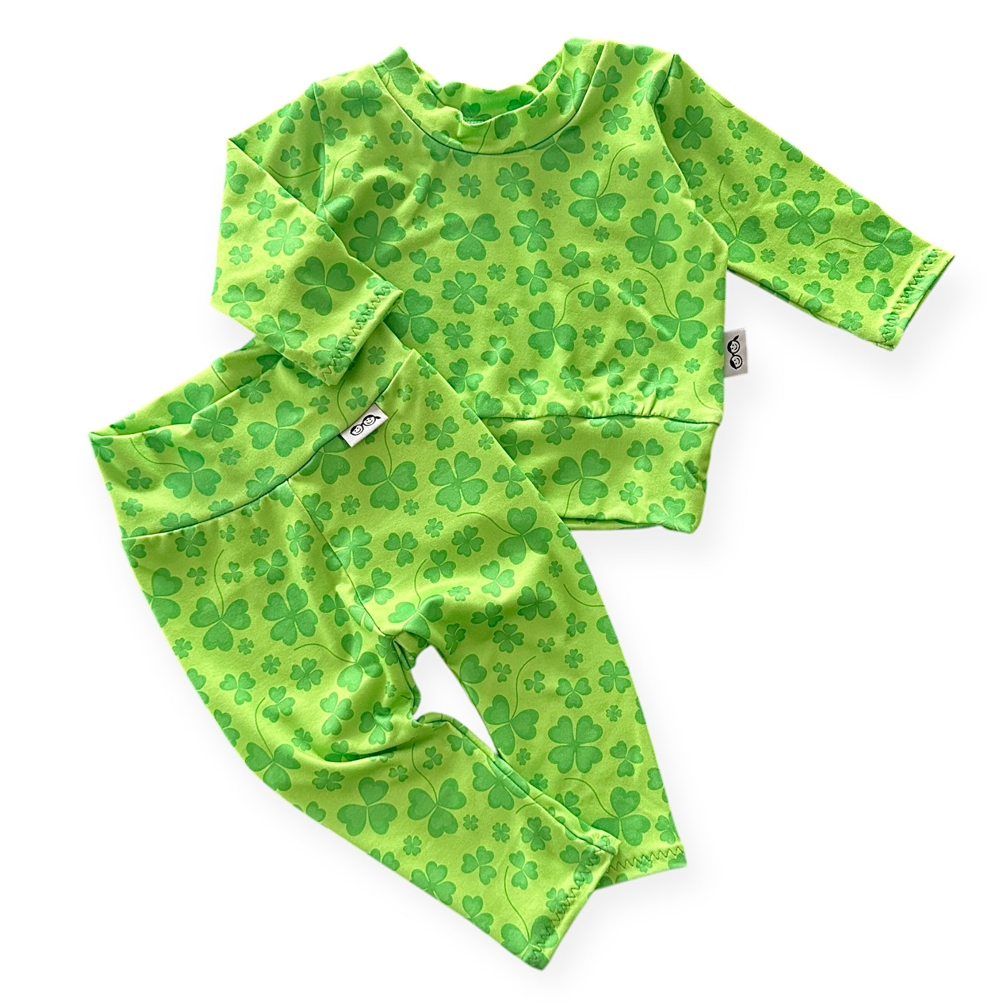 Green shamrock baby lounge set, featuring a long-sleeve sweatshirt and matching leggings. Perfect for St. Patrick’s Day or cozy everyday wear, this handmade outfit is crafted from soft, stretchy fabric for newborns, infants, and toddlers. Stylish and comfortable for festive family photos or playtime.