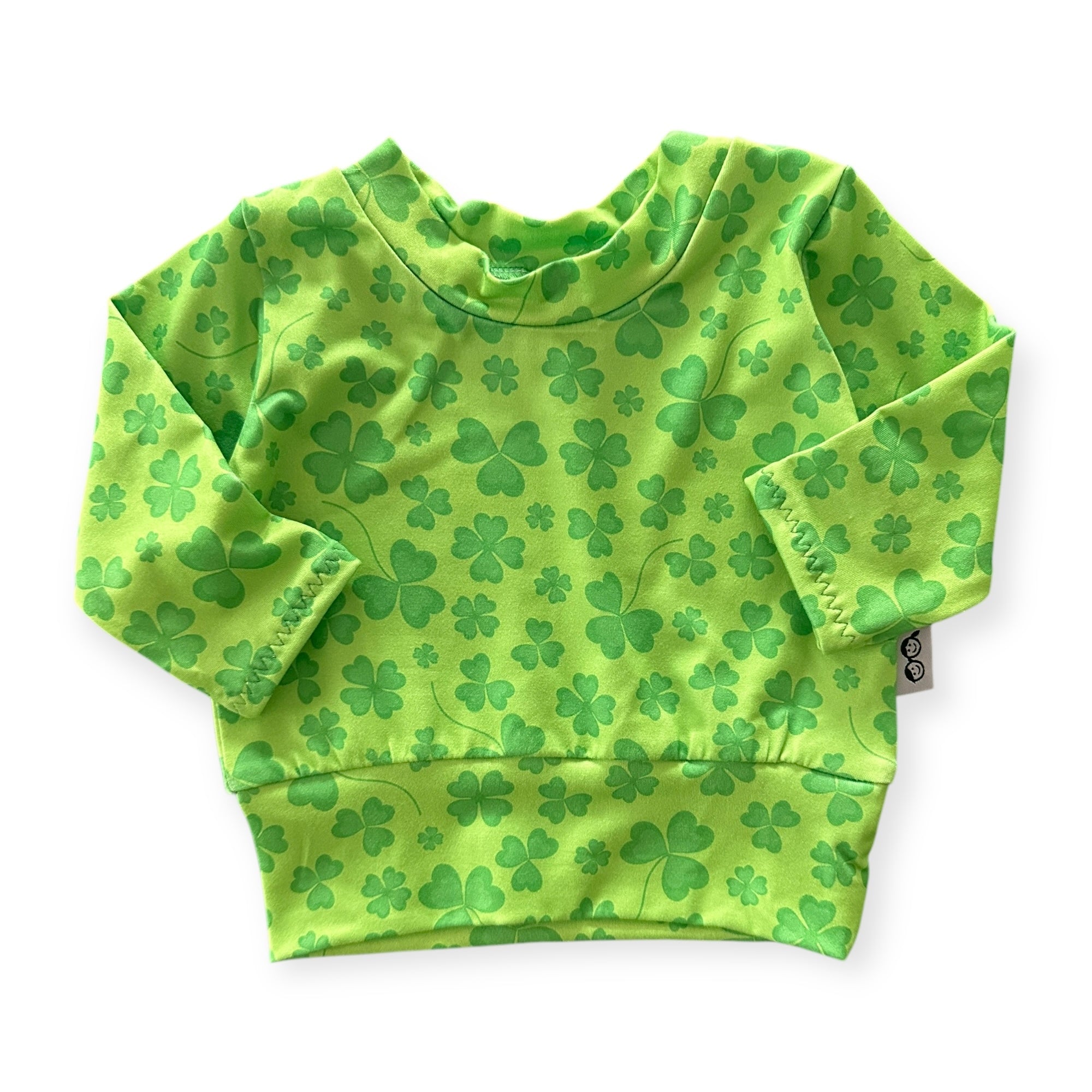 Green shamrock baby sweatshirt with long sleeves, perfect for St. Patrick’s Day celebrations. Made with soft and cozy fabric, this handmade pullover is designed for newborns, infants, and toddlers. Ideal for festive outfits, casual wear, or family photos.