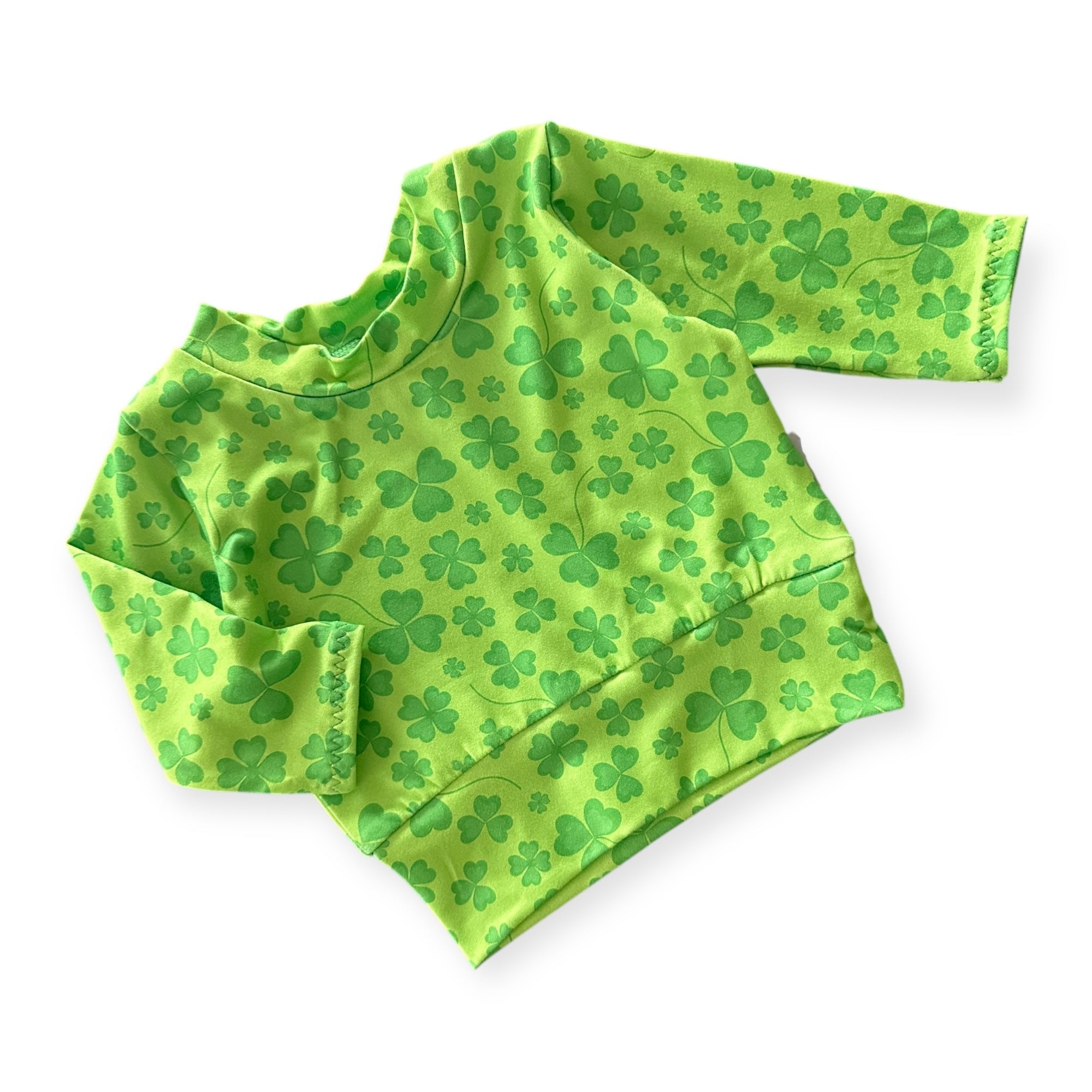 Green shamrock baby sweatshirt with long sleeves, perfect for St. Patrick’s Day celebrations. Made with soft and cozy fabric, this handmade pullover is designed for newborns, infants, and toddlers. Ideal for festive outfits, casual wear, or family photos.