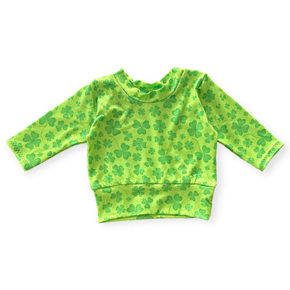 Green shamrock baby sweatshirt with long sleeves, perfect for St. Patrick’s Day celebrations. Made with soft and cozy fabric, this handmade pullover is designed for newborns, infants, and toddlers. Ideal for festive outfits, casual wear, or family photos.