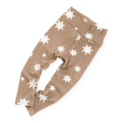 Neutral taupe baby leggings with white star print – soft, stretchy, and comfortable handmade pants for newborns, infants, and toddlers. Gender-neutral baby clothing, cozy everyday wear, and perfect for gifting. Ideal for fall, winter, and all-season outfits. Made with high-quality fabric for a snug fit. Available in sizes preemie to 4T.